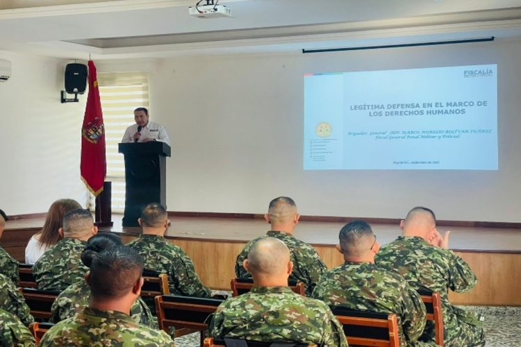 Fiscal General Penal Militar y Policial dictando una capacitación