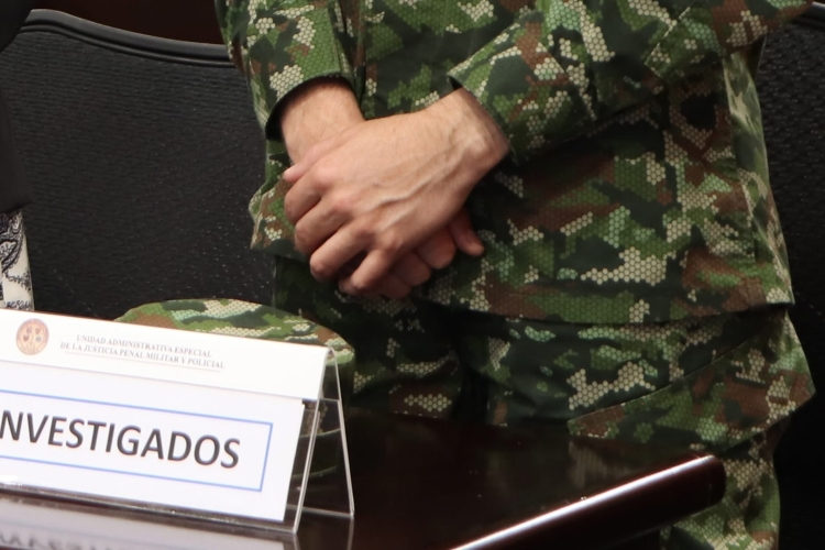 Soldado en la sala de audiencias