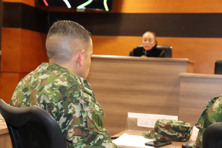 uniformado en una sala de audiencia