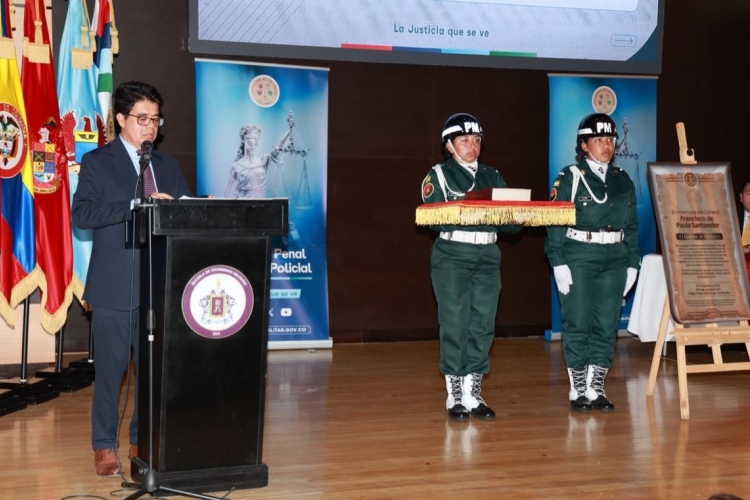 director de la entidad pronunciando un discurso