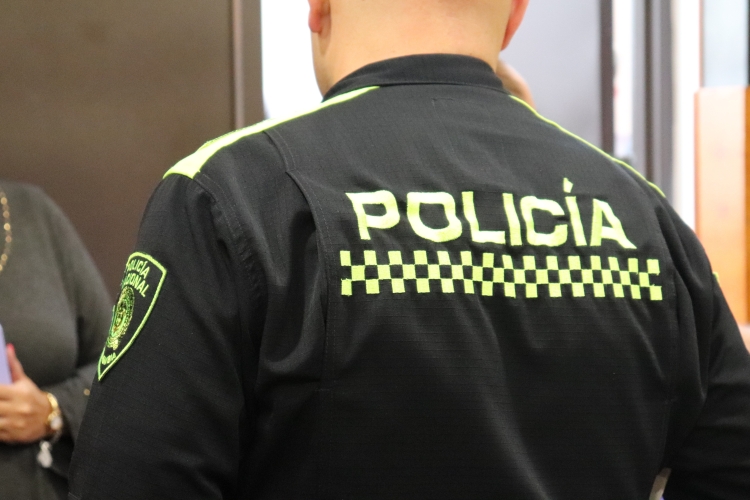 Foto espalda de Policía