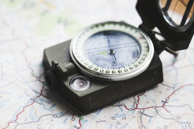 Brújula y mapa 