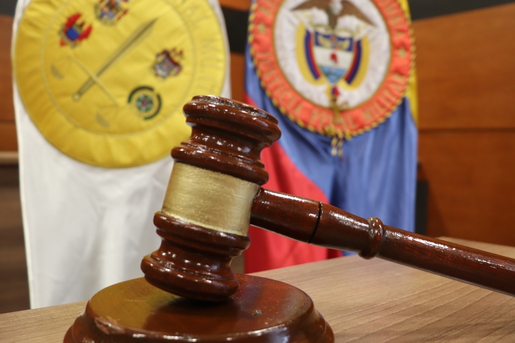 martillo y banderas de Justicia Penal Militar y Colombia