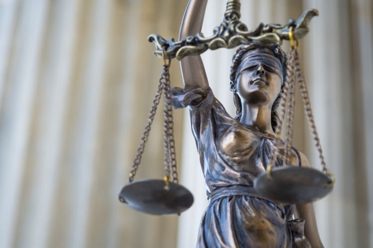 diosa de la justicia con la balanza