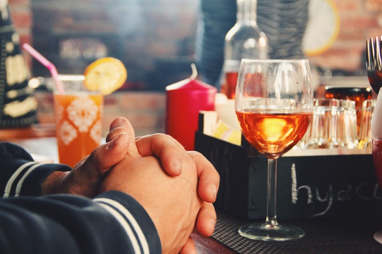 Hombre en un bar bebiendo alcohol