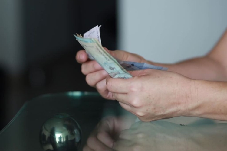 Manos pasando billetes