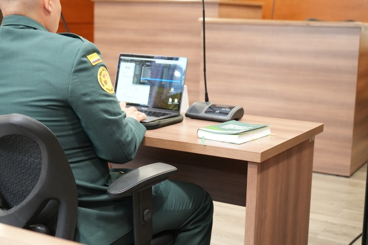uniformado en la sala de audiencias