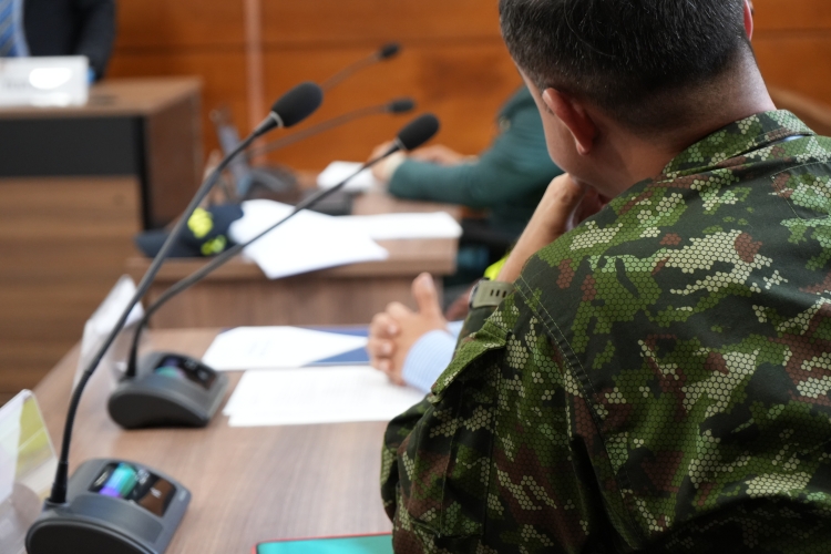 uniformado en la sala de audiencias