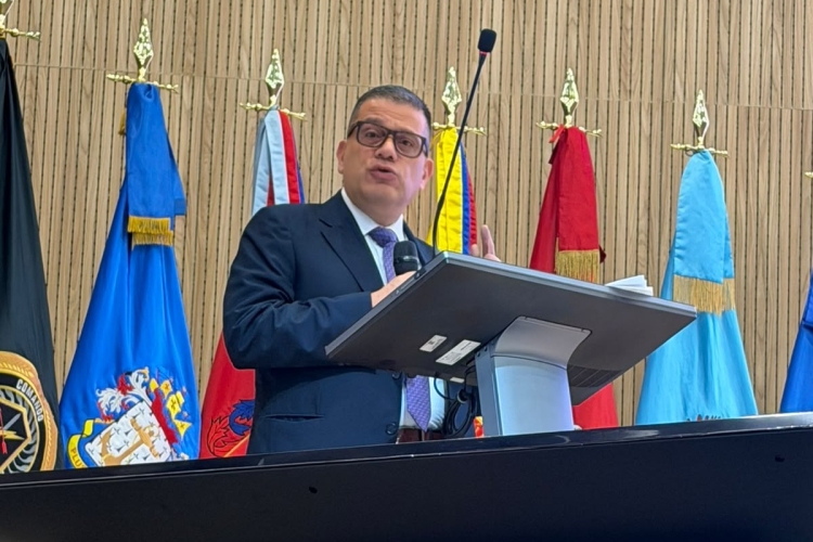 Foto del Fiscal General Penal Militar y Policial durante su ponencia