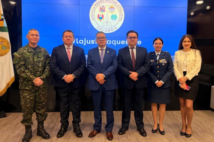 Foto del Fiscal General Penal Militar y Policial con altos directivos de la jurisdicción