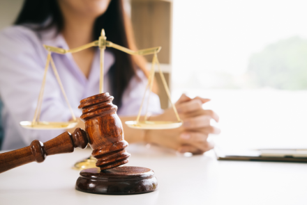 Imagen de referencia de una funcionaria judicial