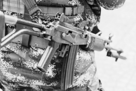 Imagen de referencia de un soldado con fusil