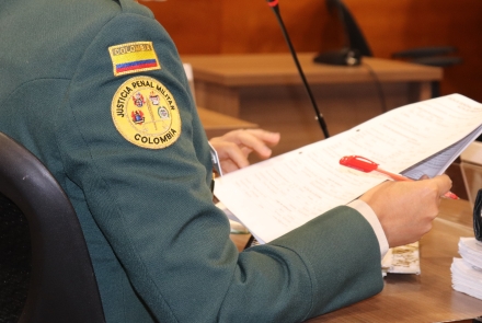 Foto de una fiscal  de la Justicia Penal Militar y Policial en audiencia