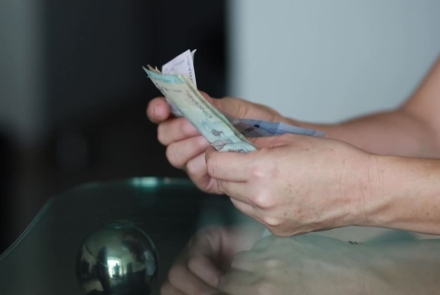 Manos pasando billetes