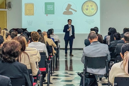 director dictando una conferencia