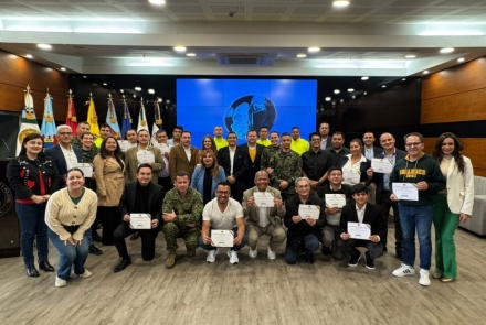 periodistas con el diploma del curso