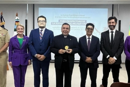 director con personal de la universidad