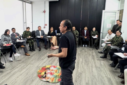 persona explicando un tema a los asistentes