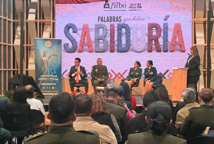 director y funcionarios de la JPMP en la tarima del panel en la feria del libro