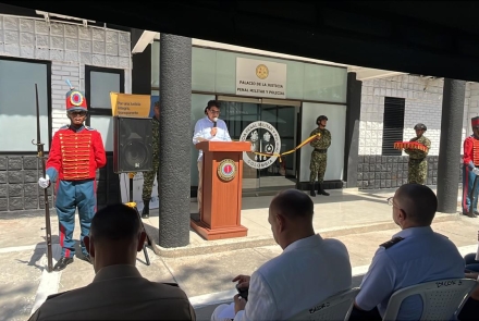 director de la JPMP pronunciando discurso