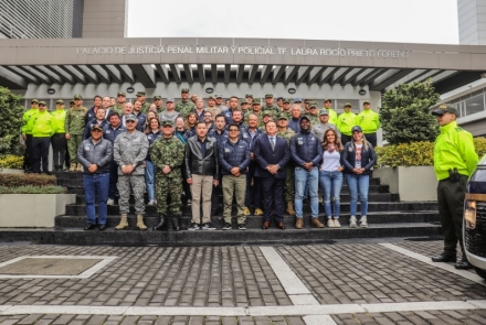 funcionarios en foto protocolaria