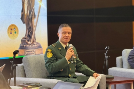 Funcionario de la JPMP exponiendo