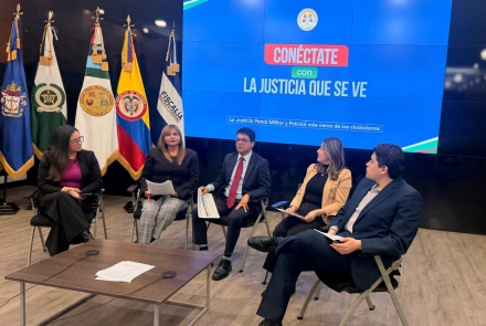 director con el equipo de prensa de la JPMP en el auditorio para adelantar el evento en vivo