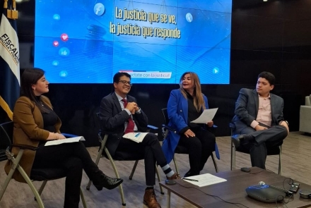 equipo de comunicaciones con el director