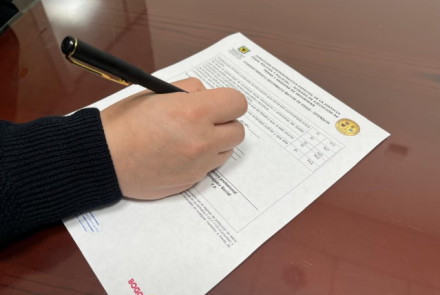 persona firmando un consentimiento