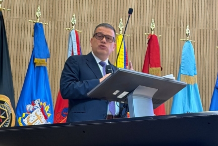 fiscal pronunciando un discurso