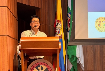 director de la JPMP pronunciando discurso