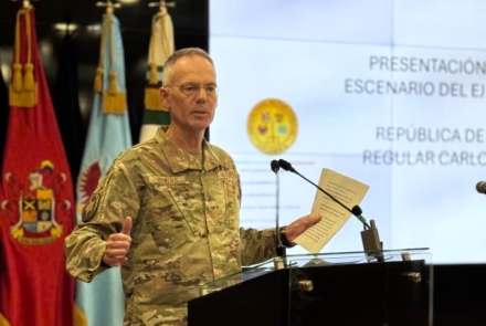 Uniformado norteamericano explicando 