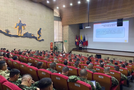 personal del ejército en el auditorio