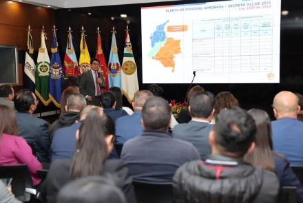 director de la JPMP pronunciando discurso